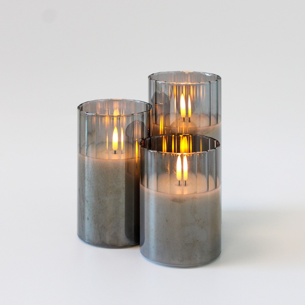 LED bloklys sæt i røgfarvet glas med flammeeffekt, 3 stk, inkl. fjernbetjening og timer, 10/12,5/15cm høje, ægte stearin
