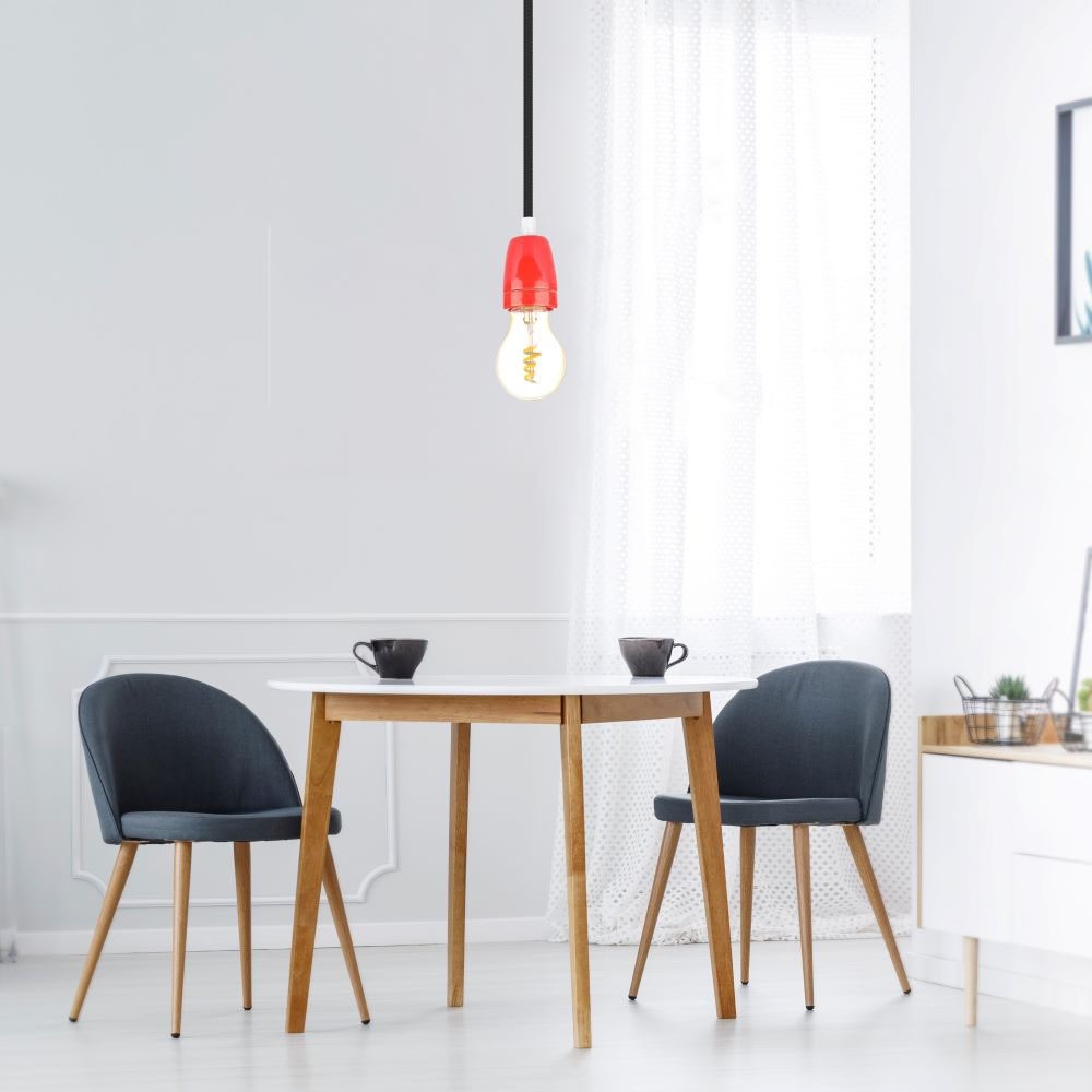 Porcelæns fatning E27 - Rød - Smuk og stilfuld fatning til din lampe. Opgrader din belysning med denne elegante røde fatning.