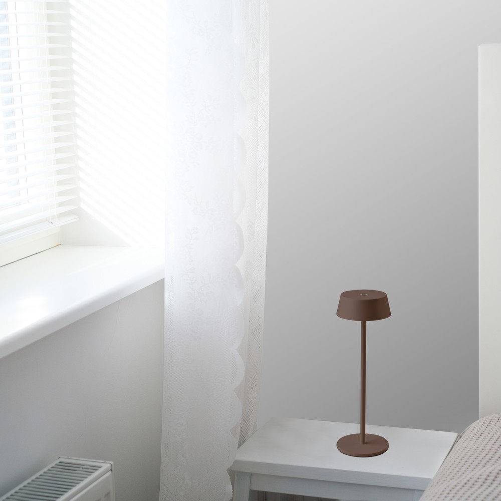 LED bordlampe 2W i Corten-finish med varm hvidt lys (3000K) og beskyttelse mod vandstænk (IP54)