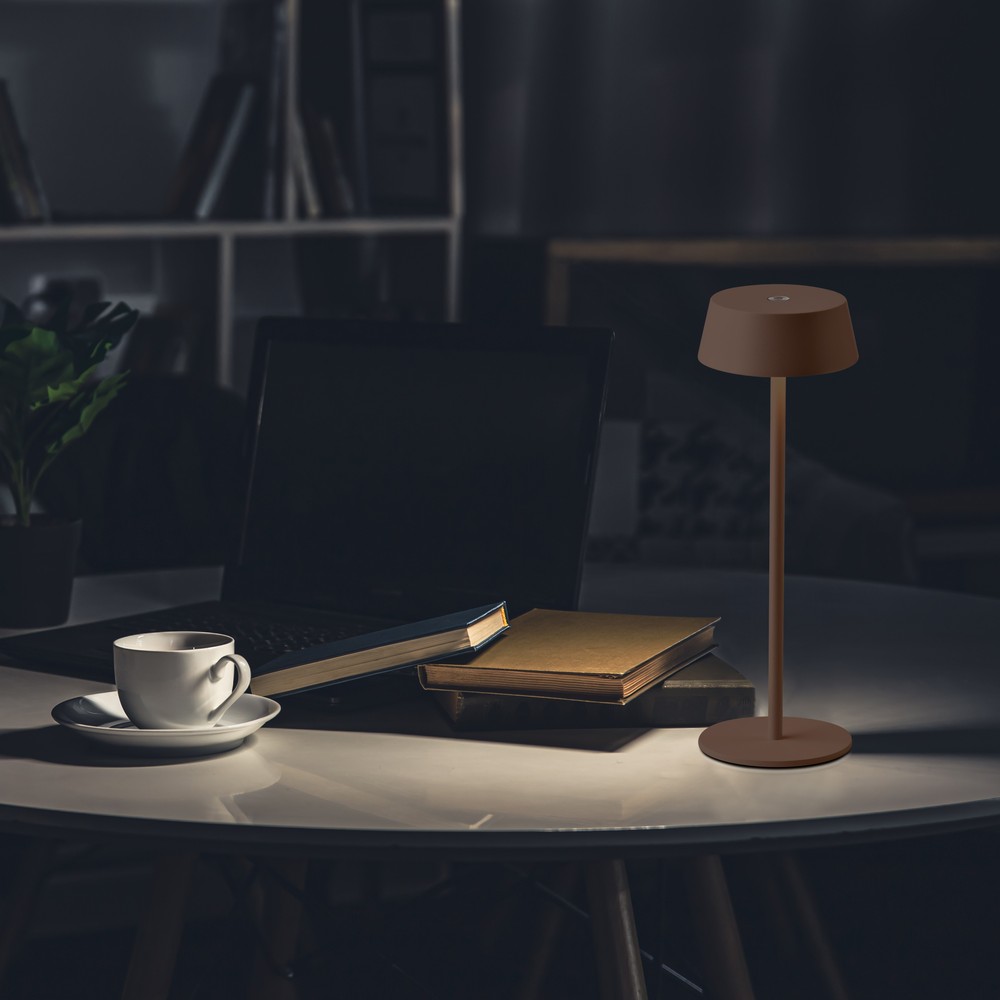 LED bordlampe 2W i Corten-finish med varm hvidt lys (3000K) og beskyttelse mod vandstænk (IP54)
