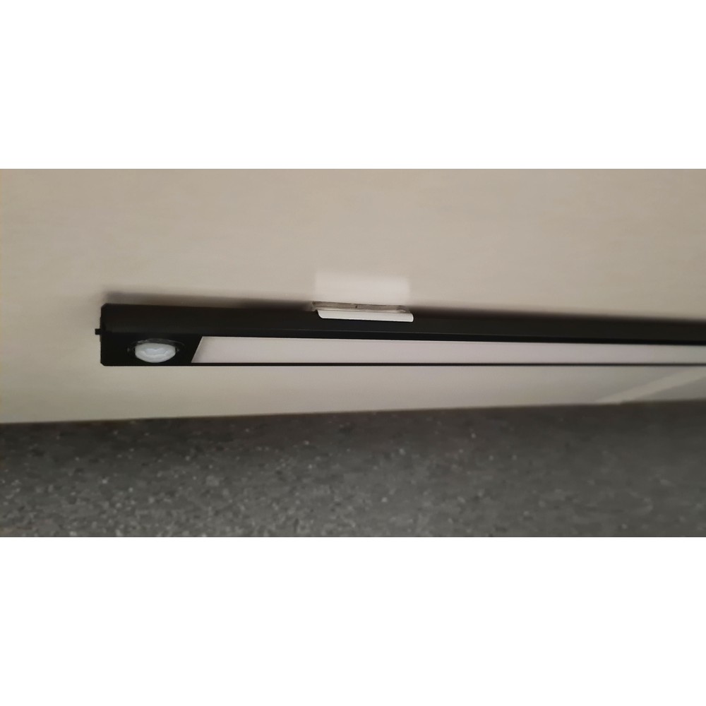 Sort Batteridrevet Skabsbelysning med PIR Sensor, Genopladelig - 40cm, 2W, 5V USB Input, 160lm, RA80, Flicker Free