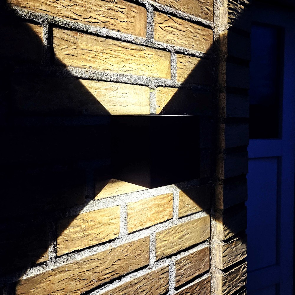 LEDlife CUBIC 6W Væglampe Sort Firkantet Op/Ned Justerbar Inde/Ude IP65 inkl. Lyskilde - 6W Effekt 230V 450lm RA 80