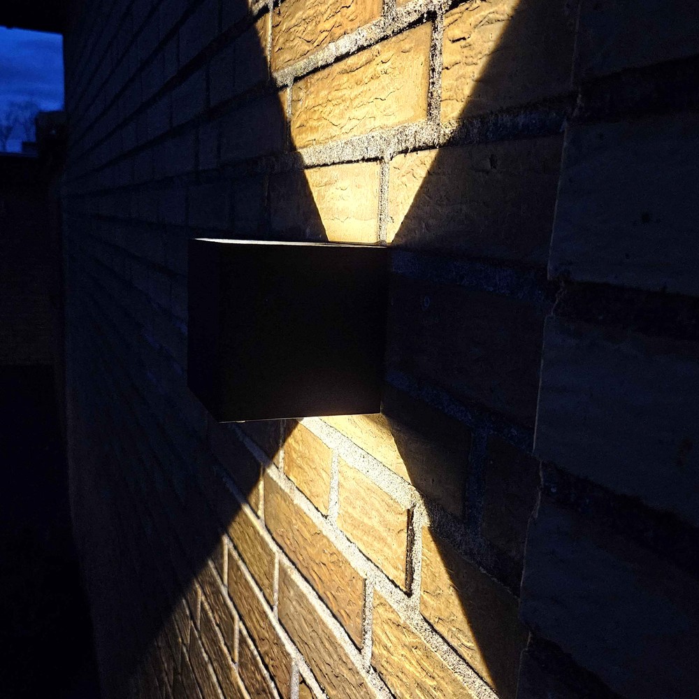 LEDlife CUBIC 6W Væglampe Sort Firkantet Op/Ned Justerbar Inde/Ude IP65 inkl. Lyskilde - 6W Effekt 230V 450lm RA 80
