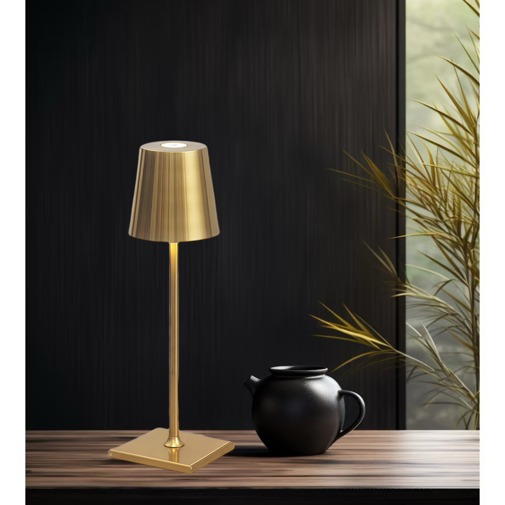 Opladelig LED mini bordlampe i Guld med touch dæmpning og IP54 beskyttelse