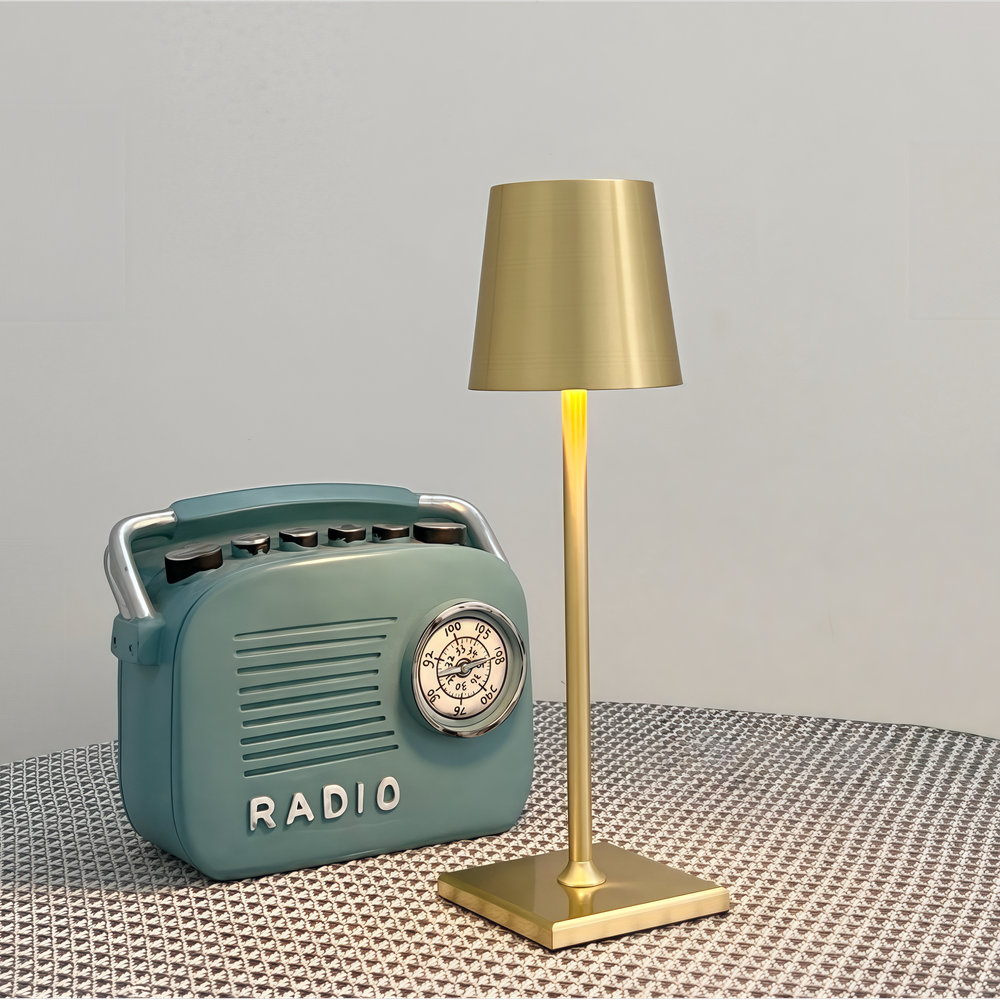 Opladelig LED mini bordlampe i Guld med touch dæmpning og IP54 beskyttelse