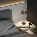 Opladelig LED bordlampe i brun med touch-dæmpning og IP54-beskyttelse