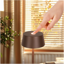 Opladelig LED bordlampe i brun med touch-dæmpning og IP54-beskyttelse