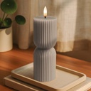 LED Timeglas lys 23cm høj med flammeeffekt i grå - Ø7,5cm, fjernbetjening, timer og ægte stearin