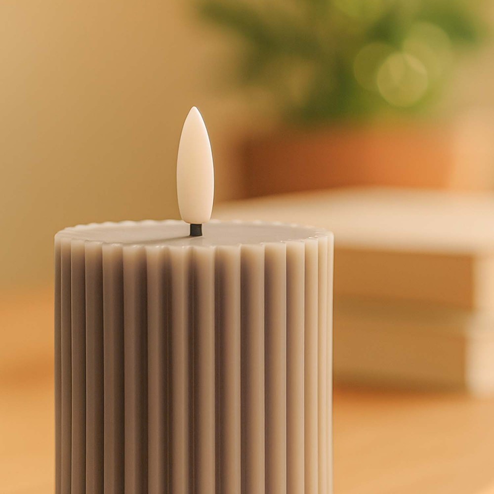 LED Timeglas lys 23cm høj med flammeeffekt i grå - Ø7,5cm, fjernbetjening, timer og ægte stearin