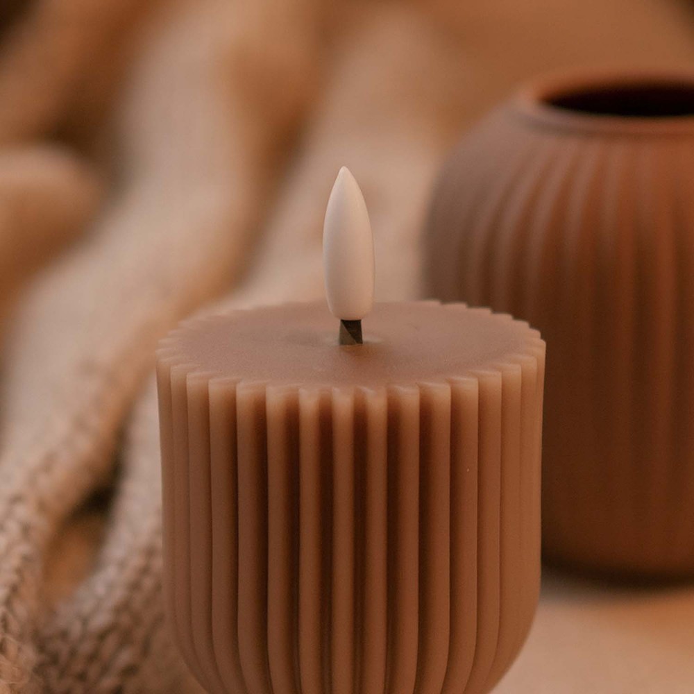 LED Timeglas lys med flammeeffekt, brun stearin, fjernbetjening, timer, 13,5cm høj, Ø7,5cm