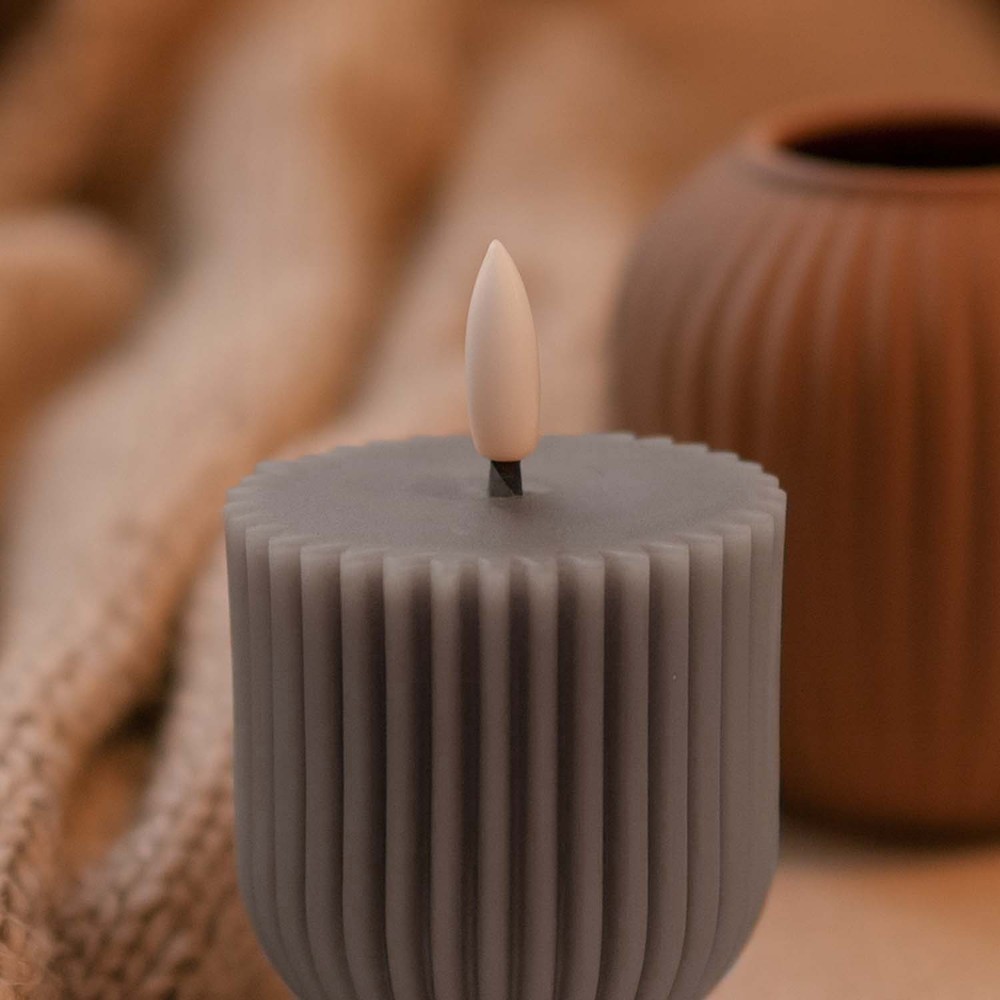 LED Timeglas lys med flammeeffekt, grå, 13.5cm høj, Ø7.5cm, fjernbetjening, timer, ægte stearin