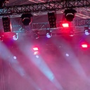 20W LED-projektør i sort hus med rødt lys - Effekt: 20W, RA70, IP65 - Vejr- og støvtæt design til udendørs brug