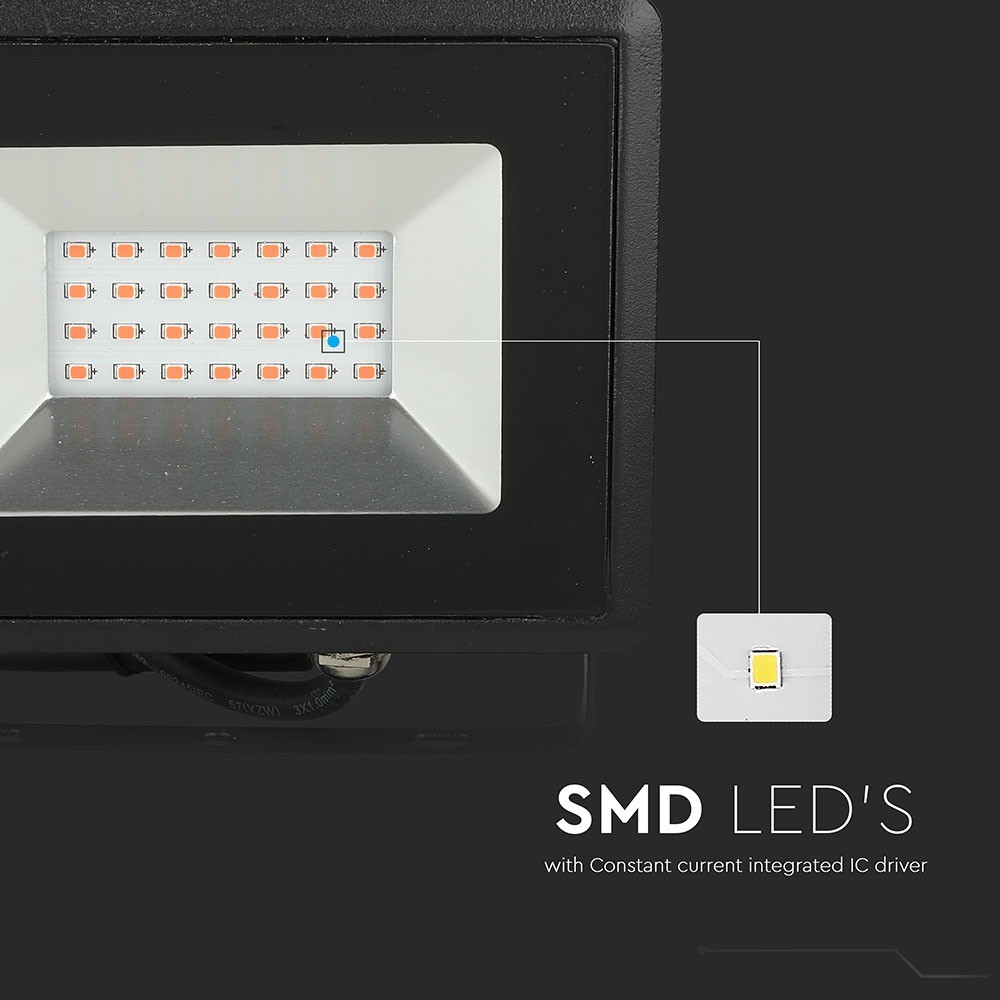 20W LED-projektør i sort hus med rødt lys - Effekt: 20W, RA70, IP65 - Vejr- og støvtæt design til udendørs brug