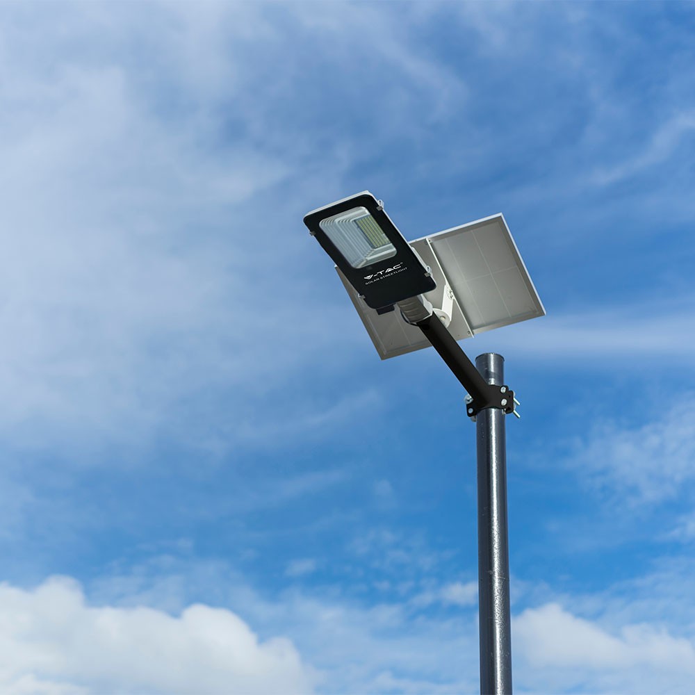Solpanel LED gadelys 50W - 6000K - Energibesparende og miljøvenligt gadelys med kraftig lysstyrke på 6000 kelvin. Perfekt til udendørs belysning og vejbelysning.