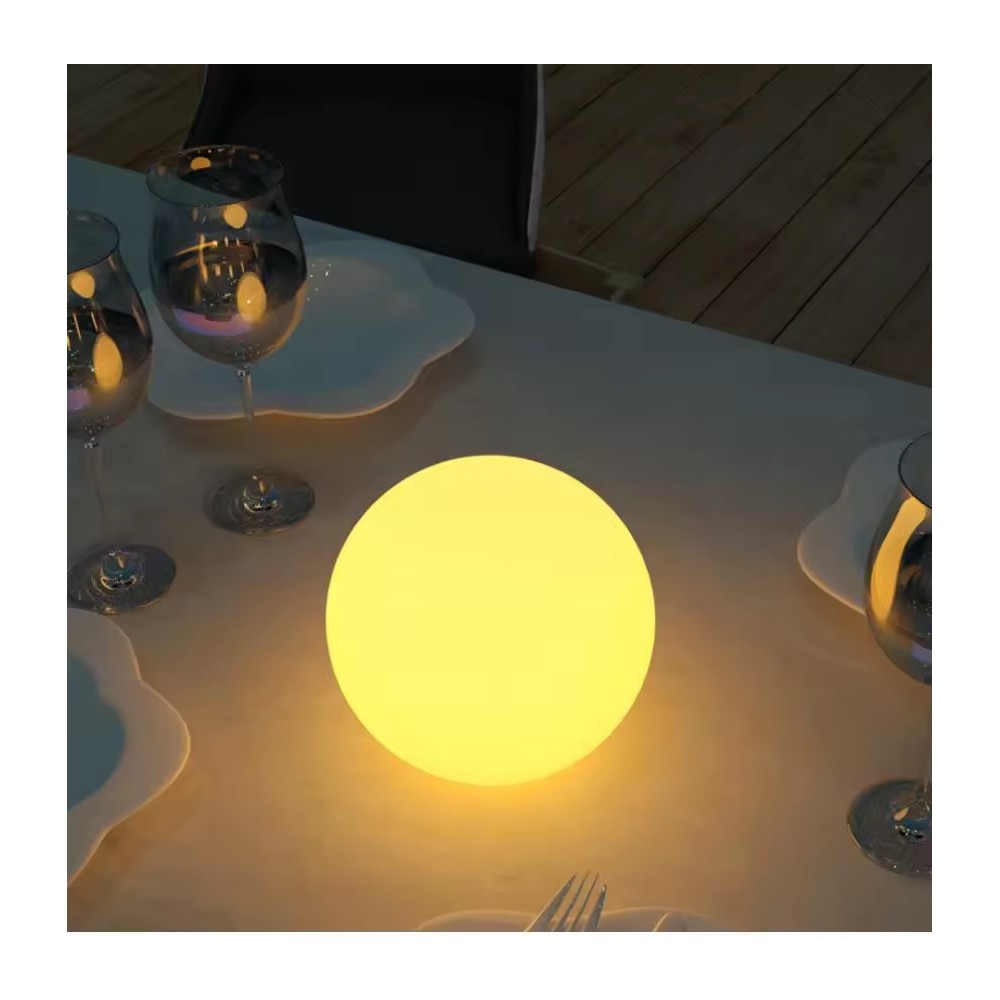 Genopladelig RGBW LED kugle (Ø8 cm) med fjernbetjening og IP68 beskyttelse