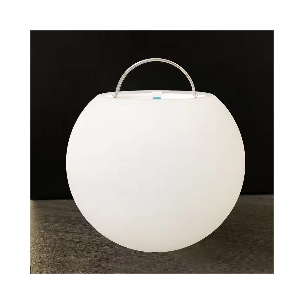 Genopladelig RGBW LED kugle (Ø8 cm) med fjernbetjening og IP68 beskyttelse