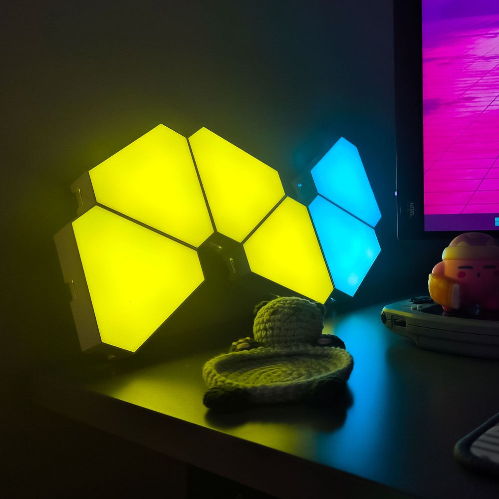 RGBIC Trekant Væglys 6 stk. sæt med 6W effekt og 5V input. Moderne belysning til enhver indretning.