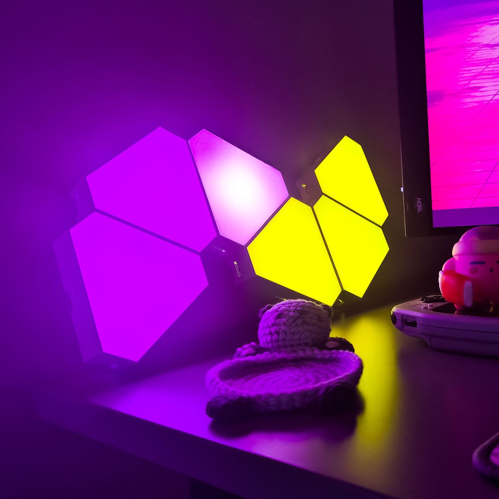 RGBIC Trekant Væglys 6 stk. sæt med 6W effekt og 5V input. Moderne belysning til enhver indretning.