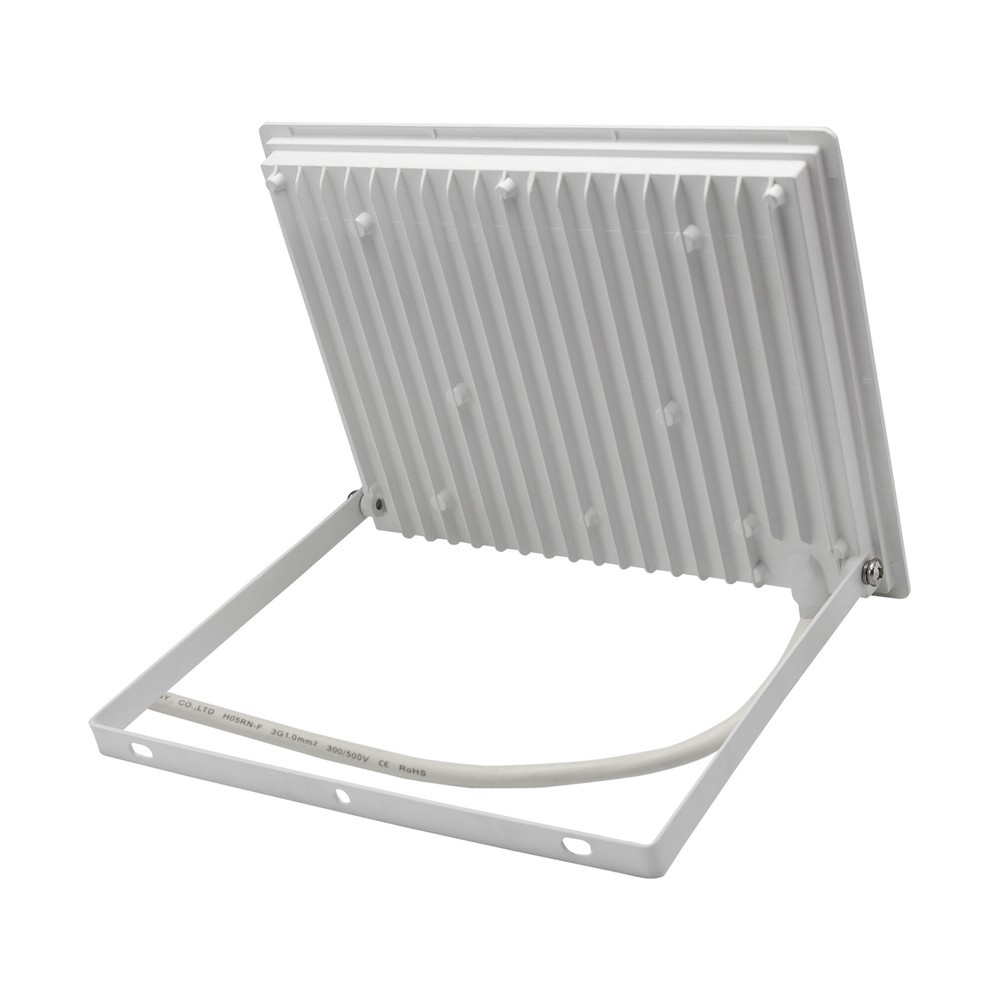 NOCTIS LUX 3 PROJEKTØR 100W 230V IP65 270x210x27mm HVID - Kraftfuld og vandtæt LED projektor med 100W effekt og 9400lm lysstyrke. Ideel til udendørs brug med IP65-klassificering. RA70 for naturlig farvegengivelse. Let og kompakt design i hvid finish.