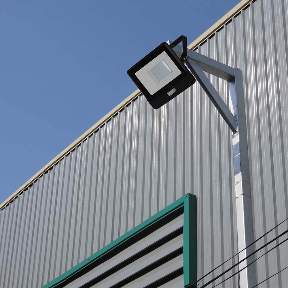 PIR sensor projektør 50W med Samsung chip og 1m kabel - 6500K, sort hus