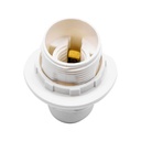 Hvid E14 lampefatning med elegante lyskroner til smuk belysning.