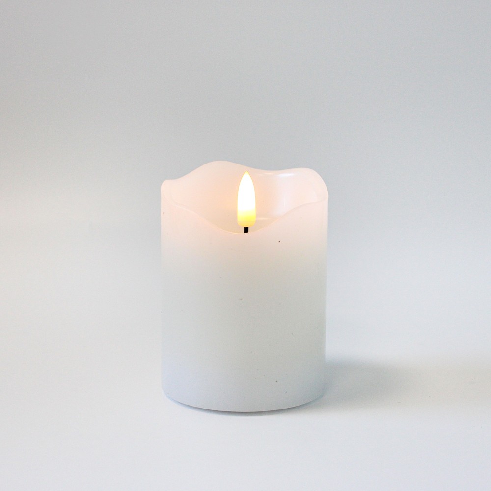 LED Bloklys med flammeeffekt og fjernbetjening, hvid, 10cm høj, Ø7,5cm, ægte stearin