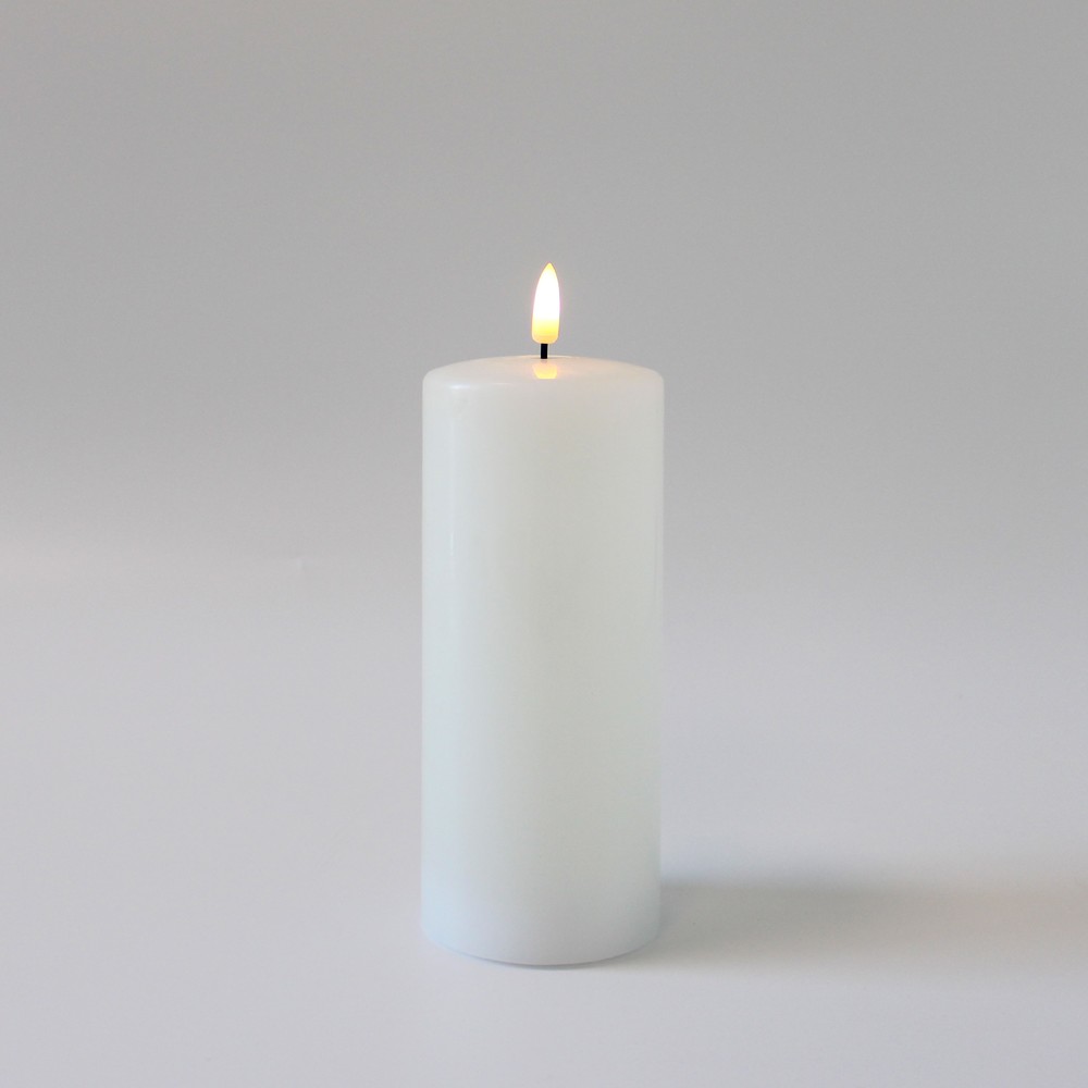 LED Bloklys med smelte-look og flammeeffekt, 17,5 cm høj, inkl. fjernbetjening, timer og ægte stearin