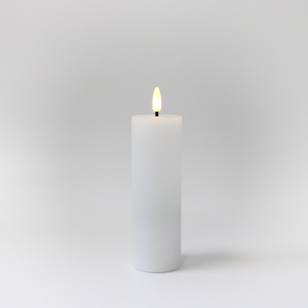 LED Bloklys med flammeeffekt, hvid, 15cm, fjernbetjening og timer - Ægte stearin, Ø5cm