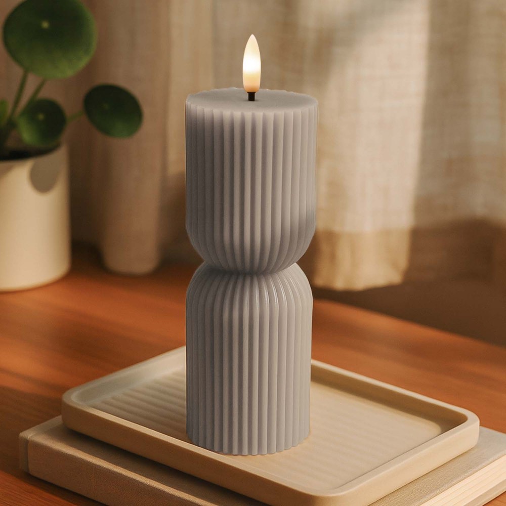 LED Timeglas lys 23cm høj med flammeeffekt i grå - Ø7,5cm, fjernbetjening, timer og ægte stearin