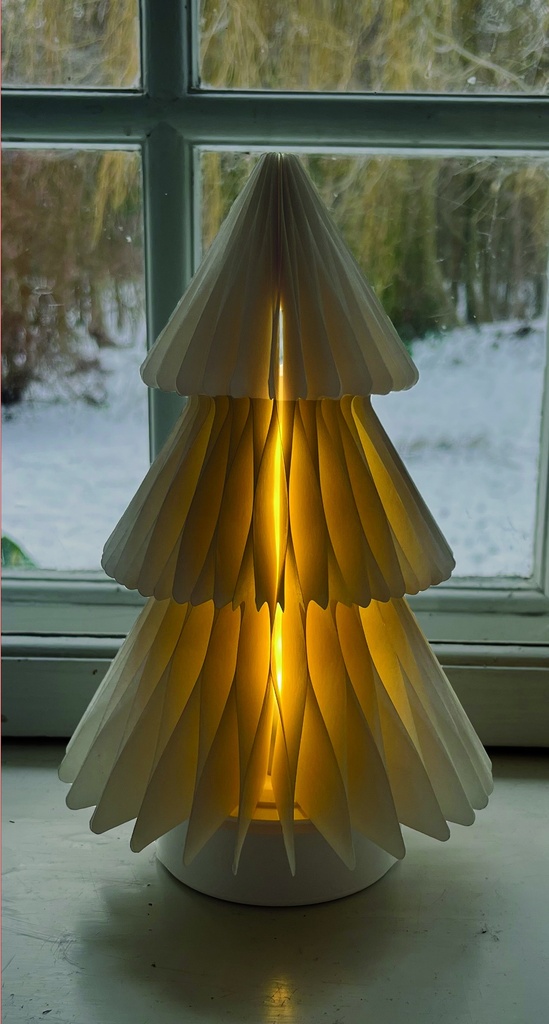 Papirs juletræ. Varm hvide LED-lys, batteridrevet med timer.