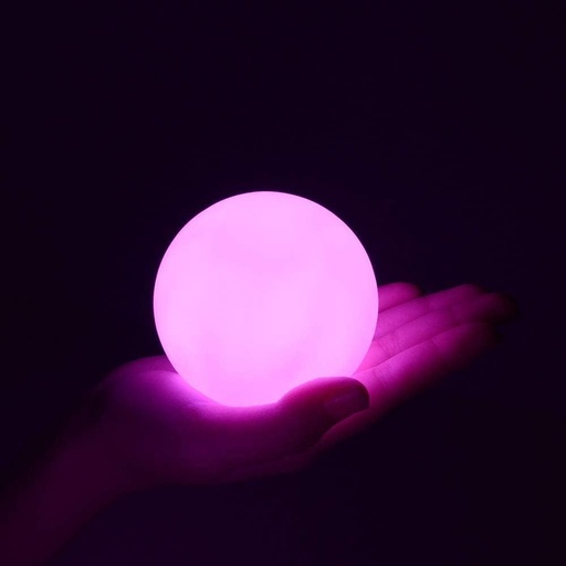 [32621-0] Genopladelig Ø10 cm RGBW LED kugle med fjernbetjening og IP68 beskyttelse