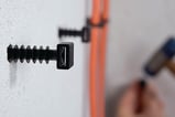 [7839605116] Plug PA6 til væg sort LOK01